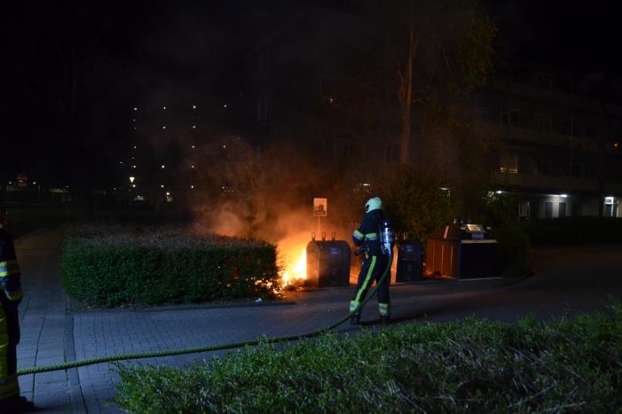 Afval naast ondergrondsecontainer in brand gevlogen
