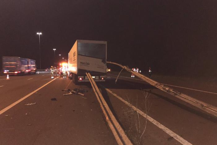 Vrachtwagen sloopt vangrail knooppunt Oudenrijn