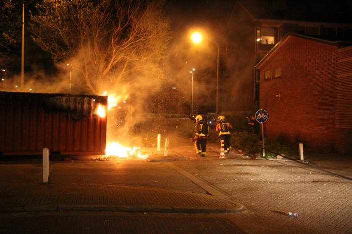 Opnieuw zeecontainer met afval in brand gestoken