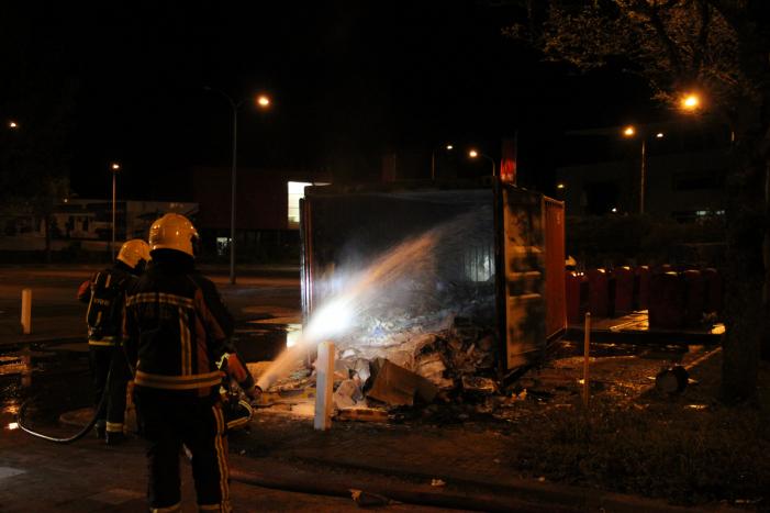 Opnieuw zeecontainer met afval in brand gestoken