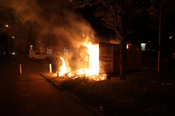 Opnieuw zeecontainer met afval in brand gestoken