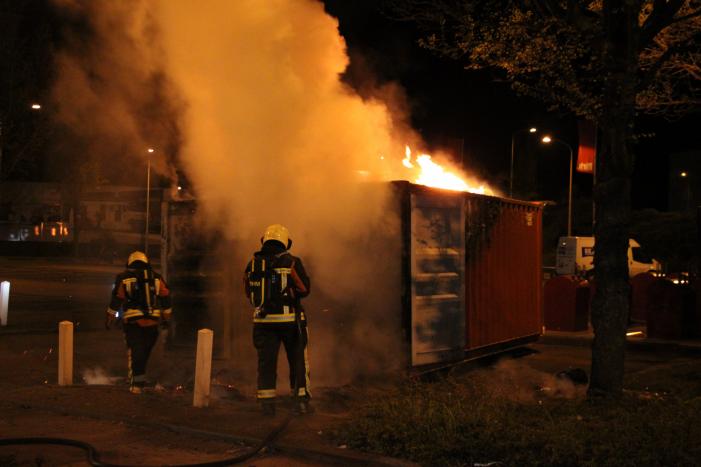 Opnieuw zeecontainer met afval in brand gestoken