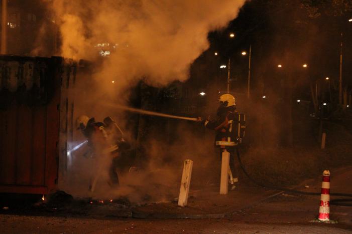 Opnieuw zeecontainer met afval in brand gestoken