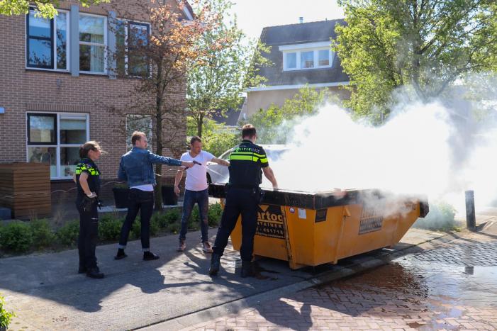 Bewoners blussen brand in bouwcontainer met puin