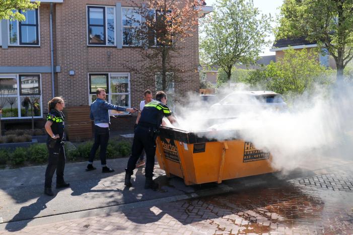Bewoners blussen brand in bouwcontainer met puin