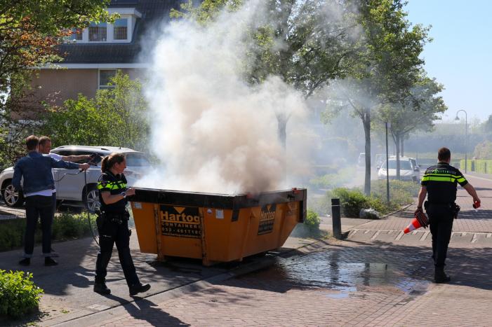 Bewoners blussen brand in bouwcontainer met puin
