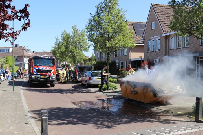 Bewoners blussen brand in bouwcontainer met puin