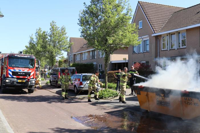 Bewoners blussen brand in bouwcontainer met puin