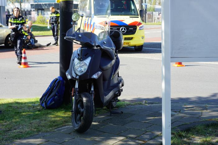 Scooter bestuurster gewond na aanrijding