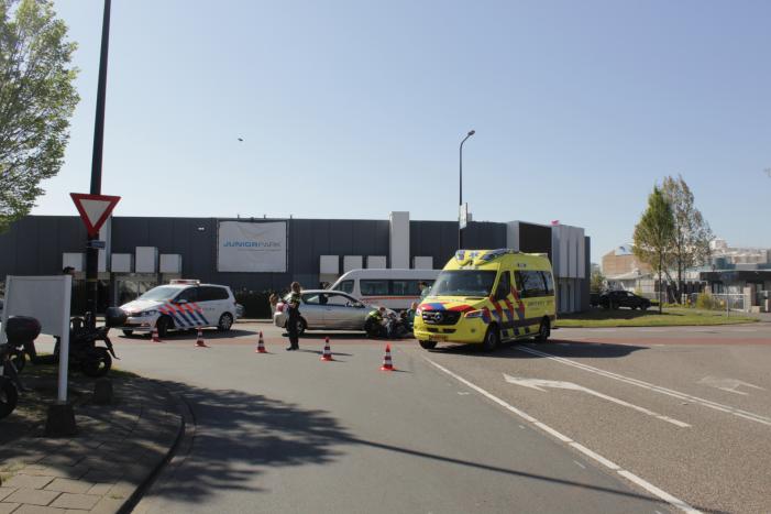 Scooter bestuurster gewond na aanrijding