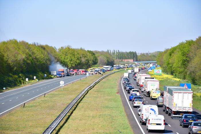 Vrachtwagentrailer vliegt in brand