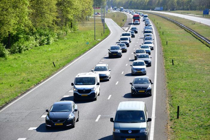 Vrachtwagentrailer vliegt in brand