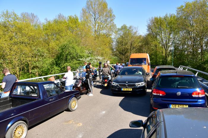 Vrachtwagentrailer vliegt in brand