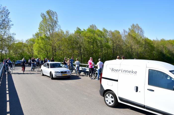 Vrachtwagentrailer vliegt in brand