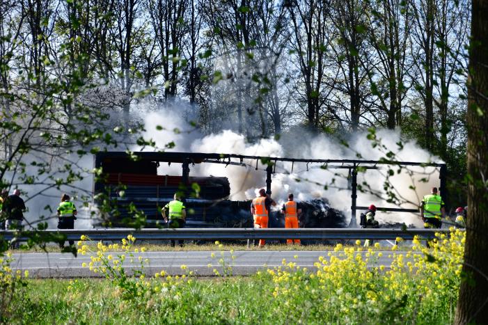 Vrachtwagentrailer vliegt in brand