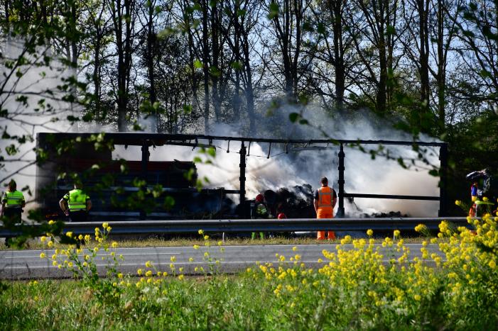 Vrachtwagentrailer vliegt in brand