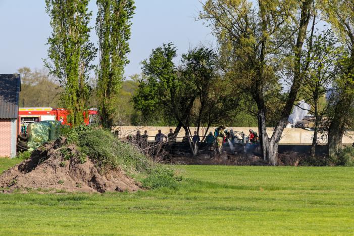 Stuk grasgebied vliegt in brand