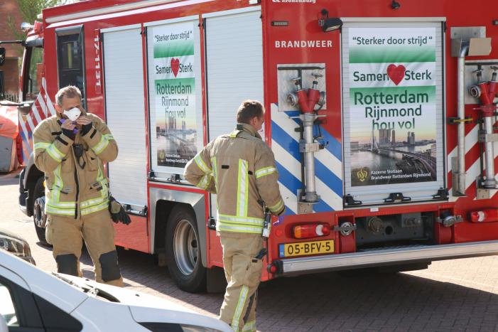 Brandweer opzoek naar oorzaak van gaslucht in woning