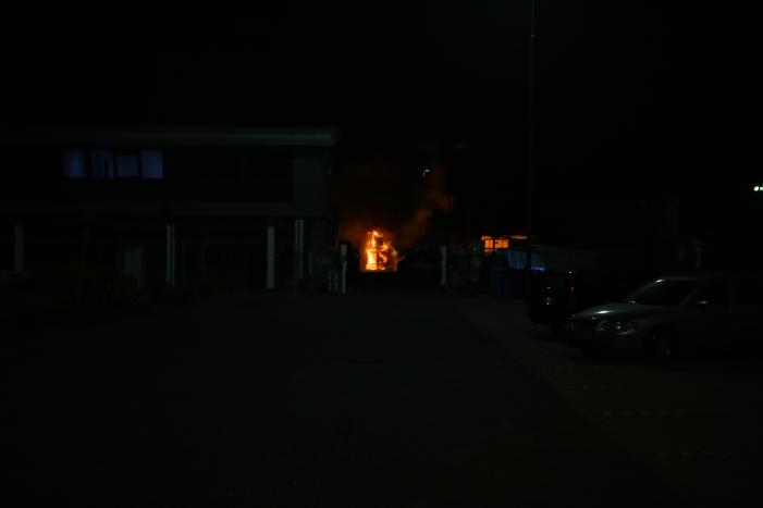 Flinke brand op terrein Heijmans, vrachtwagen chauffeur door brandweer gewekt