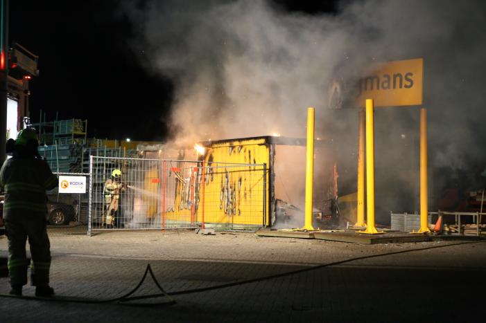 Flinke brand op terrein Heijmans, vrachtwagen chauffeur door brandweer gewekt