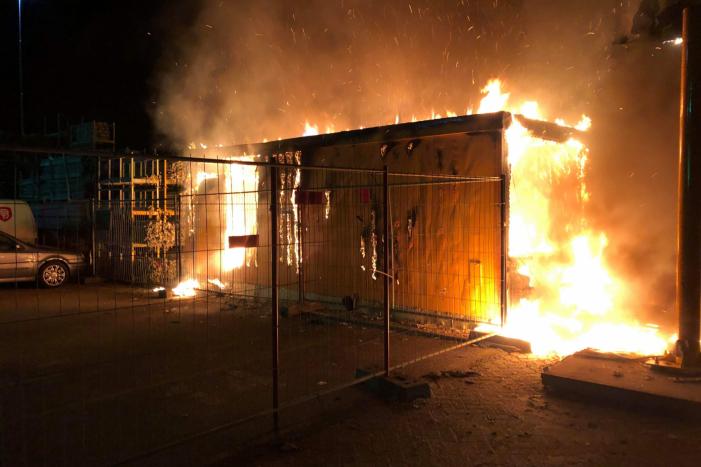 Flinke brand op terrein Heijmans, vrachtwagen chauffeur door brandweer gewekt