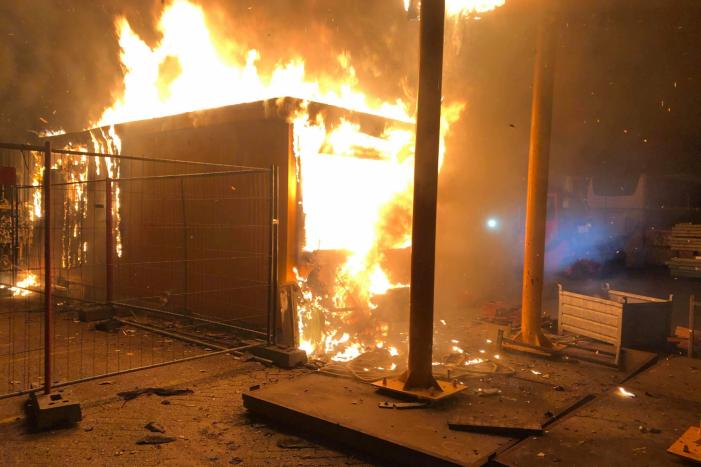 Flinke brand op terrein Heijmans, vrachtwagen chauffeur door brandweer gewekt