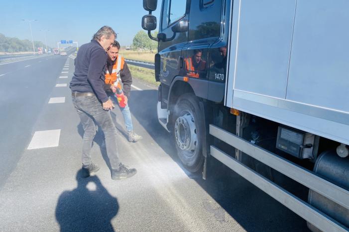 Vrachtwagen vat vlam door vastgelopen remmen