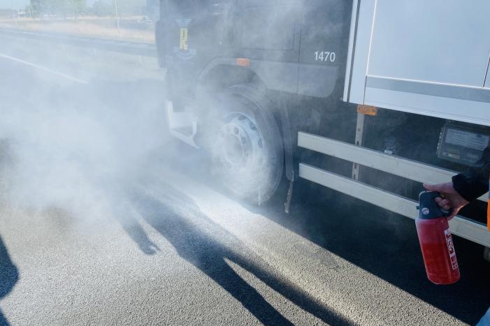 Vrachtwagen vat vlam door vastgelopen remmen