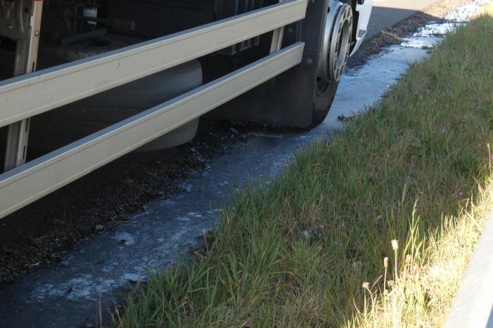 Vrachtwagen vat vlam door vastgelopen remmen