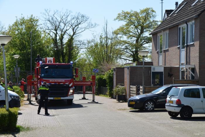 Brandweer in beschermende pakken halen persoon uit woning