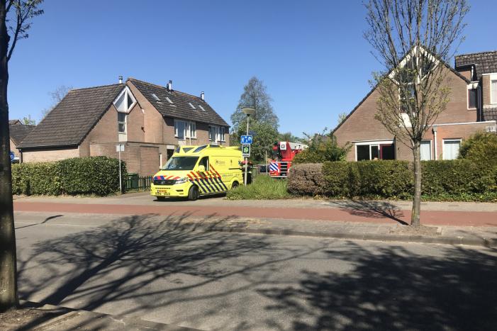Brandweer in beschermende pakken halen persoon uit woning