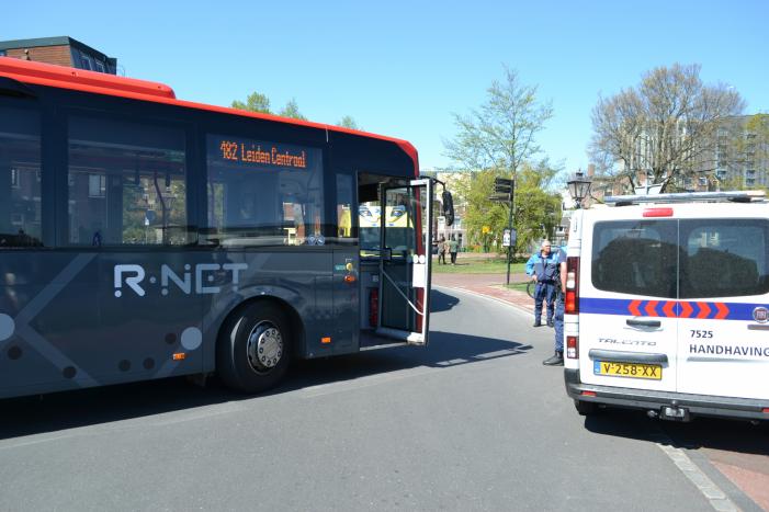 Buschauffeur ziet fietser over het hoofd