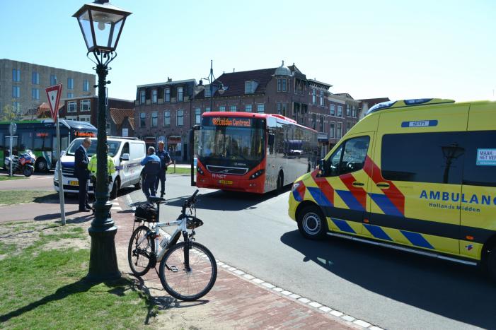 Buschauffeur ziet fietser over het hoofd
