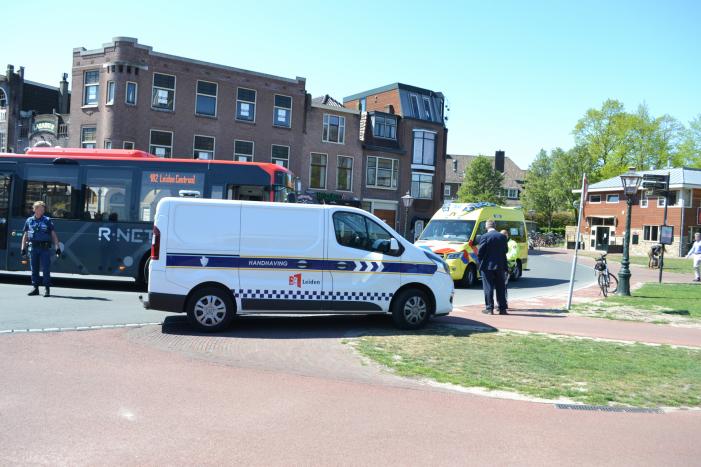 Buschauffeur ziet fietser over het hoofd