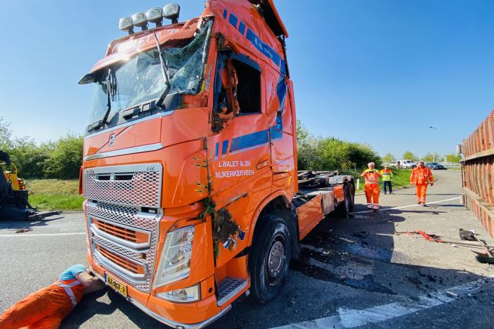 Vrachtwagen met afval gekanteld op afrit