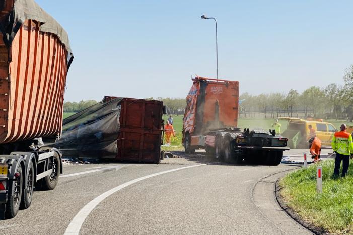 Vrachtwagen met afval gekanteld op afrit