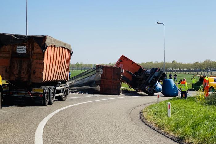 Vrachtwagen met afval gekanteld op afrit