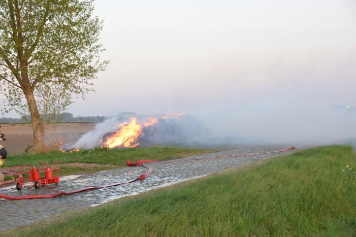 Flinke buitenbrand in composthoop