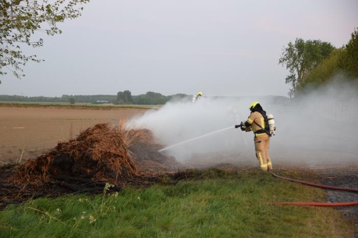 Flinke buitenbrand in composthoop