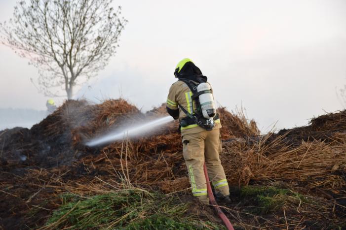 Flinke buitenbrand in composthoop