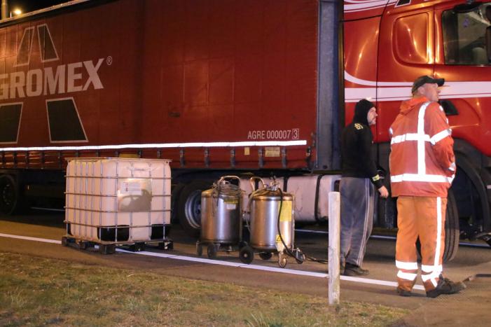 Tankstation en parkeerplaats afgesloten om lekgereden dieseltank