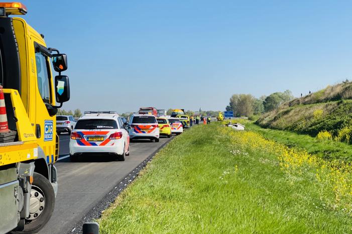 Bestelbus belandt in sloot naast A50