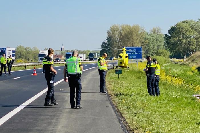 Bestelbus belandt in sloot naast A50