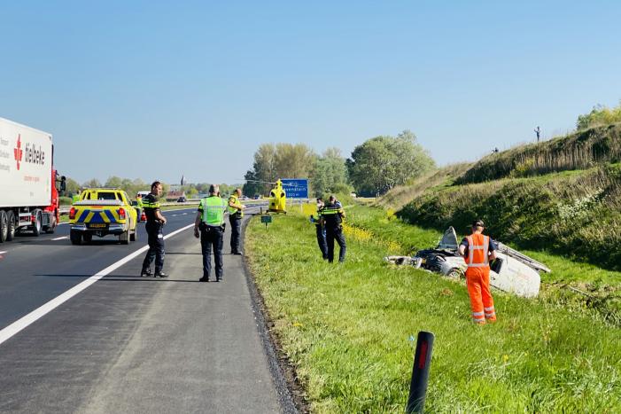 Bestelbus belandt in sloot naast A50