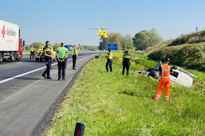 Bestelbus belandt in sloot naast A50
