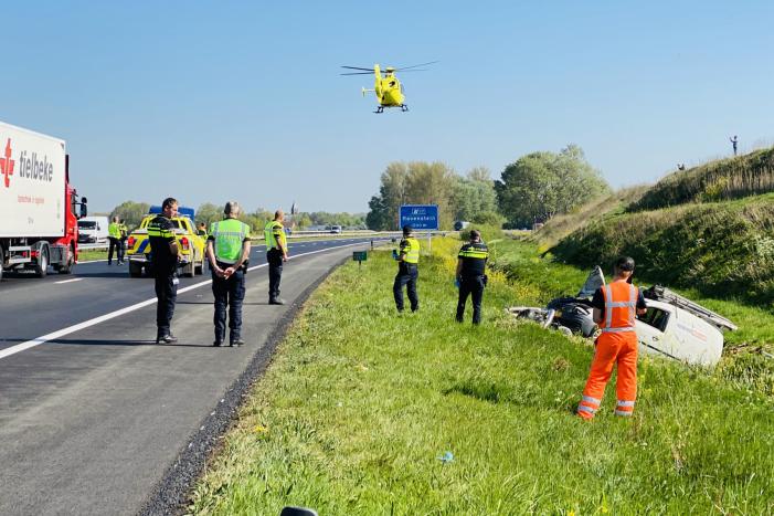 Bestelbus belandt in sloot naast A50