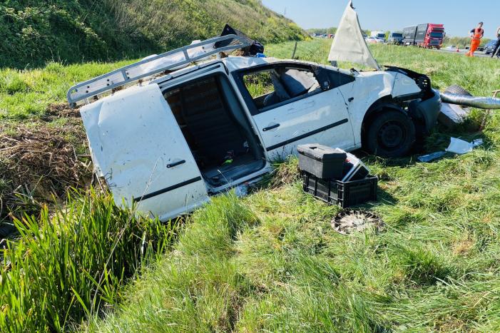 Bestelbus belandt in sloot naast A50