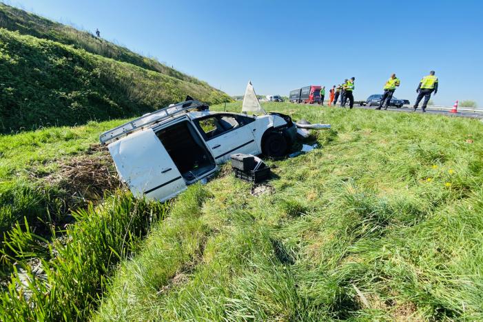 Bestelbus belandt in sloot naast A50