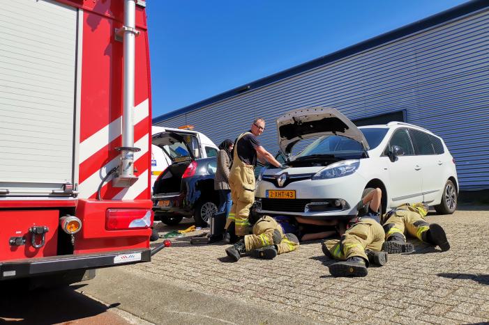 Kat vast in motorcompartiment van auto