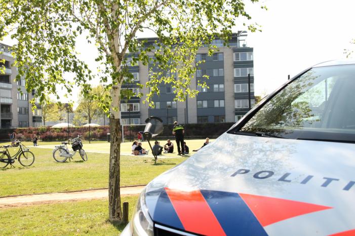 Politie waarschuwt jongeren op coronamaatregelen